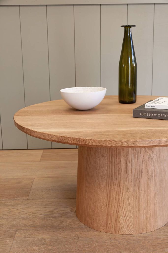 round oak coffeee table with pedestal base