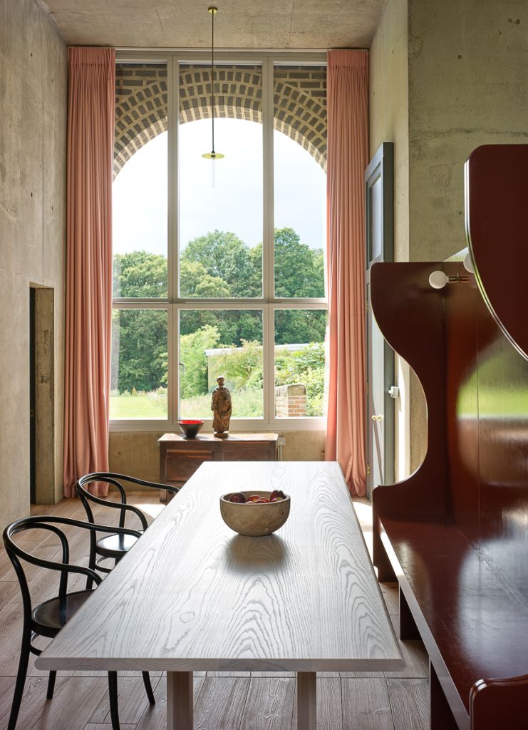 niturst dinning table end view